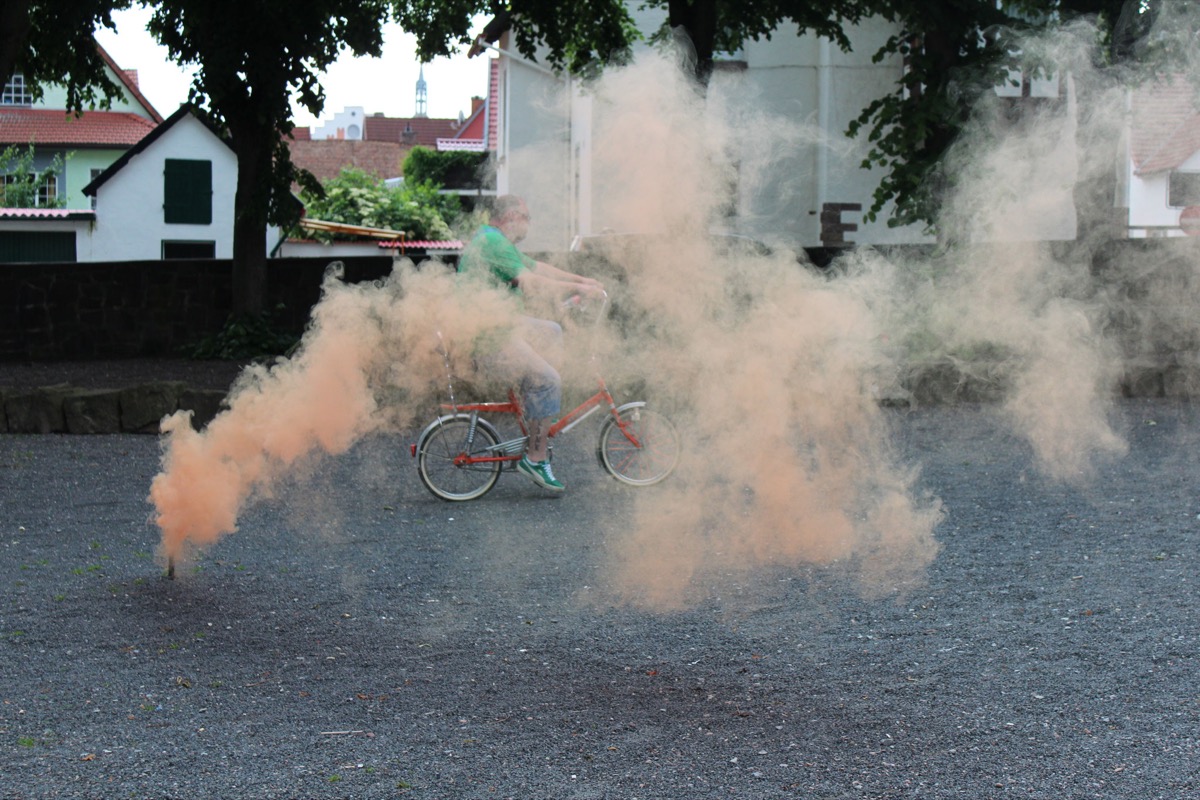 Bonanzarad in einer orangefarbenen Rauchwolke