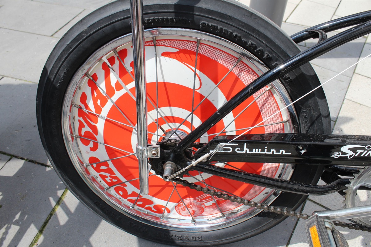 Schwinn-Hinterrad mit rot-weißer Radscheibe