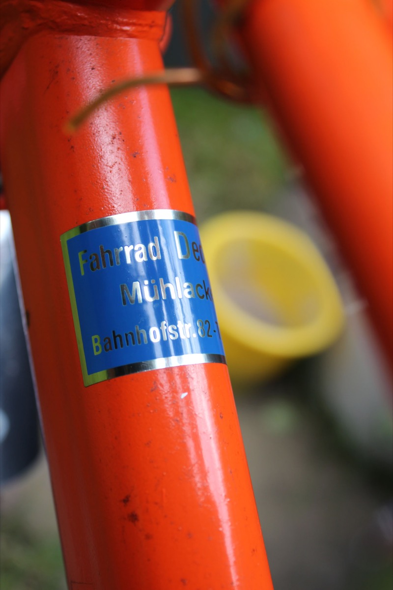 Herstelleraufkleber am orangefarbenen Rahmen